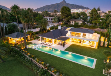 Welcome to Villa Solstice, an awe-inspiring frontline golf villa with an unbeatable location in the heart of Nueva Andalucia.