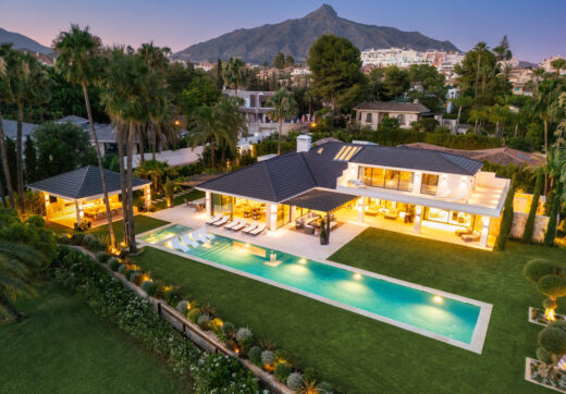 Welcome to Villa Solstice, an awe-inspiring frontline golf villa with an unbeatable location in the heart of Nueva Andalucia.