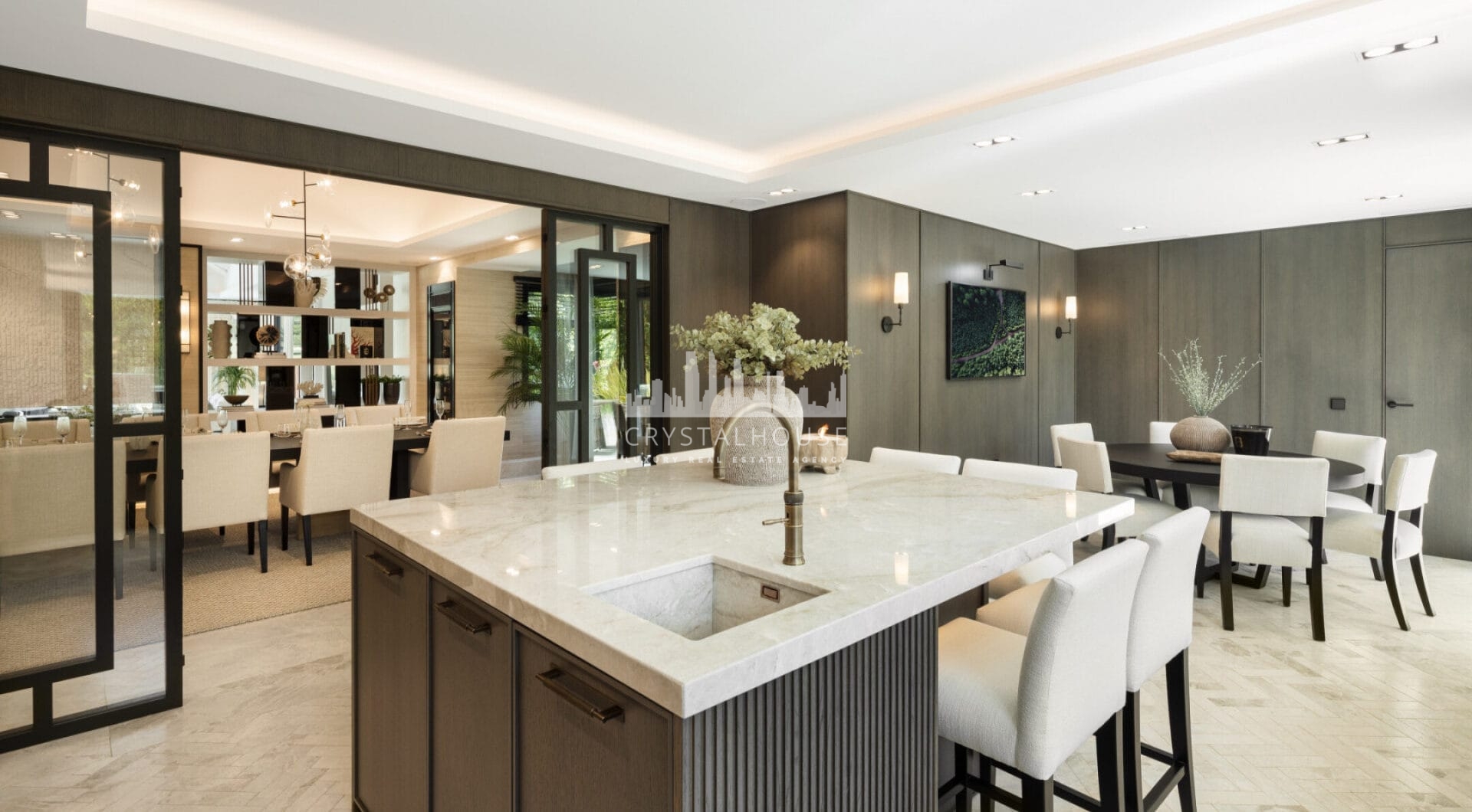 Welcome to Villa Solstice, an awe-inspiring frontline golf villa with an unbeatable location in the heart of Nueva Andalucia.