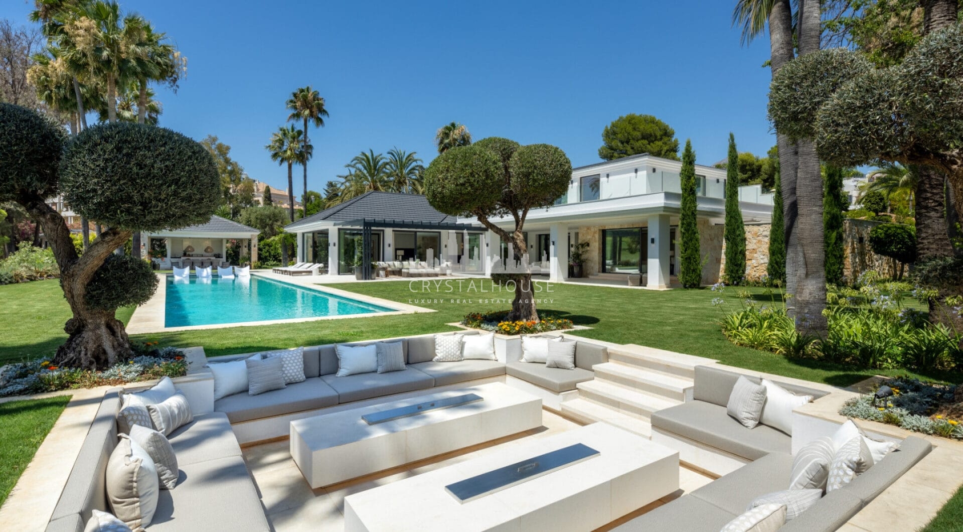 Welcome to Villa Solstice, an awe-inspiring frontline golf villa with an unbeatable location in the heart of Nueva Andalucia.