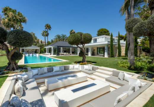 Welcome to Villa Solstice, an awe-inspiring frontline golf villa with an unbeatable location in the heart of Nueva Andalucia.