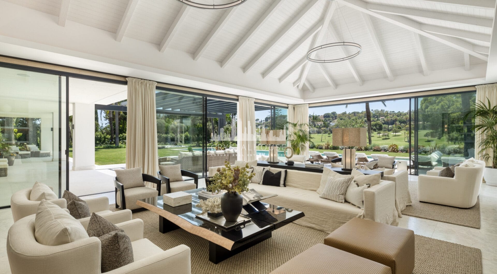 Welcome to Villa Solstice, an awe-inspiring frontline golf villa with an unbeatable location in the heart of Nueva Andalucia.