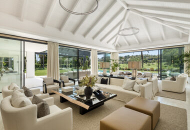 Welcome to Villa Solstice, an awe-inspiring frontline golf villa with an unbeatable location in the heart of Nueva Andalucia.