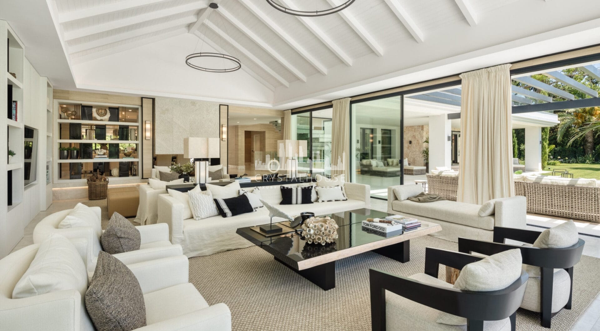 Welcome to Villa Solstice, an awe-inspiring frontline golf villa with an unbeatable location in the heart of Nueva Andalucia.