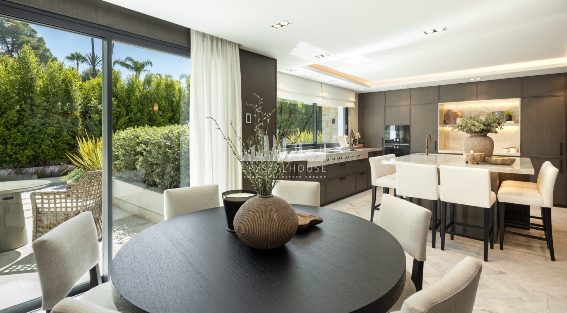 Welcome to Villa Solstice, an awe-inspiring frontline golf villa with an unbeatable location in the heart of Nueva Andalucia.