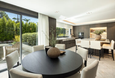 Welcome to Villa Solstice, an awe-inspiring frontline golf villa with an unbeatable location in the heart of Nueva Andalucia.