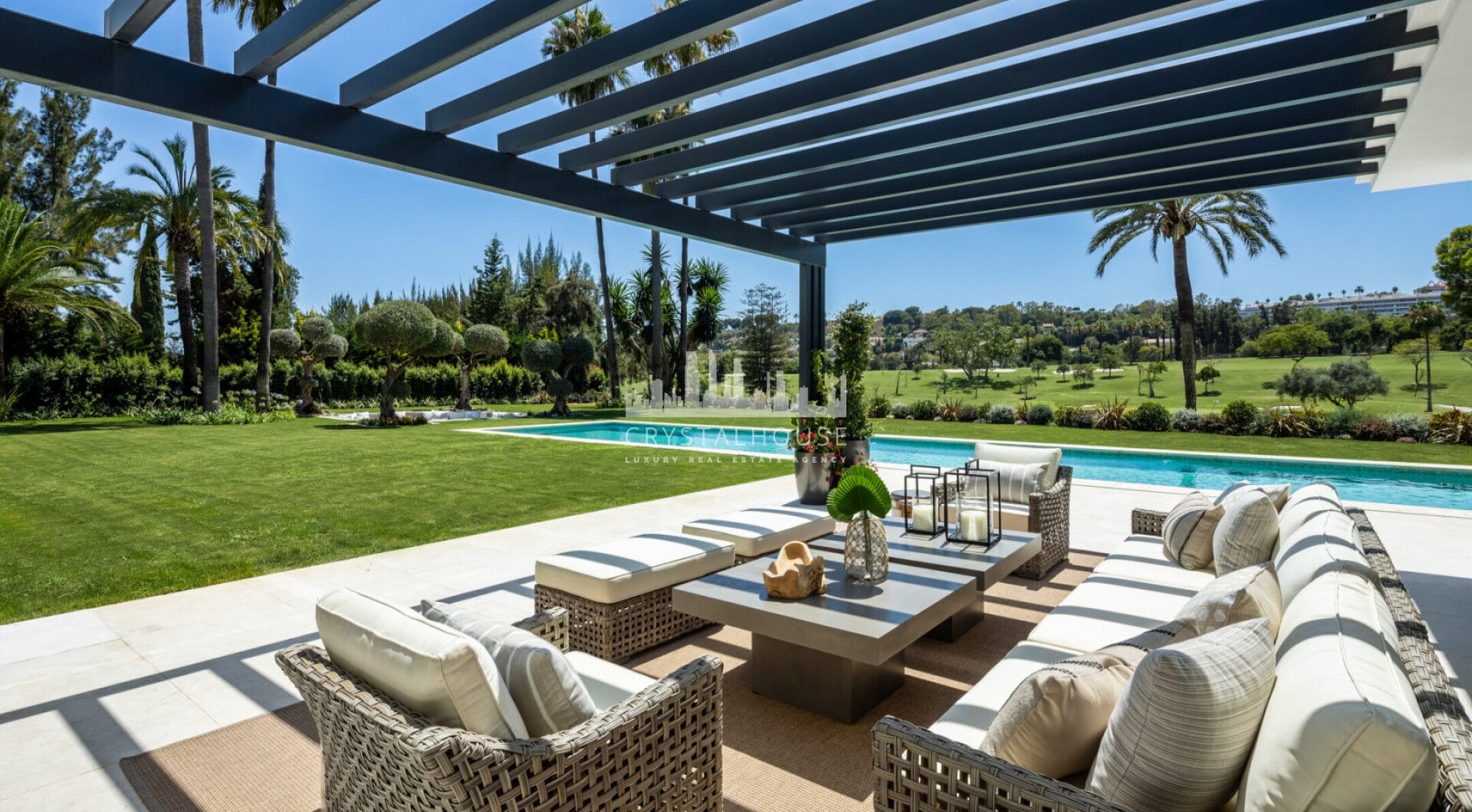 Welcome to Villa Solstice, an awe-inspiring frontline golf villa with an unbeatable location in the heart of Nueva Andalucia.