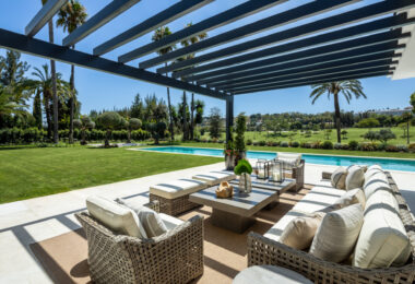 Welcome to Villa Solstice, an awe-inspiring frontline golf villa with an unbeatable location in the heart of Nueva Andalucia.