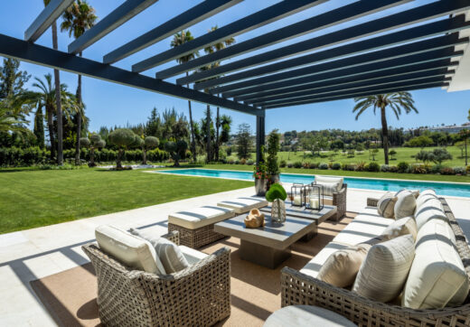 Welcome to Villa Solstice, an awe-inspiring frontline golf villa with an unbeatable location in the heart of Nueva Andalucia.
