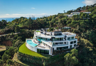 El Unico is a very luxurious villa with panoramic views of the Mediterranean Sea and is situated within the gated and secure La Zagaleta Resort and Country Club, which is recognised as the most exclusive urbanization in all of Europe.
