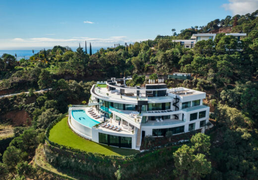 El Unico is a very luxurious villa with panoramic views of the Mediterranean Sea and is situated within the gated and secure La Zagaleta Resort and Country Club, which is recognised as the most exclusive urbanization in all of Europe.