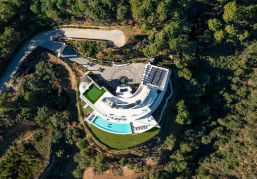 El Unico is a very luxurious villa with panoramic views of the Mediterranean Sea and is situated within the gated and secure La Zagaleta Resort and Country Club, which is recognised as the most exclusive urbanization in all of Europe.
