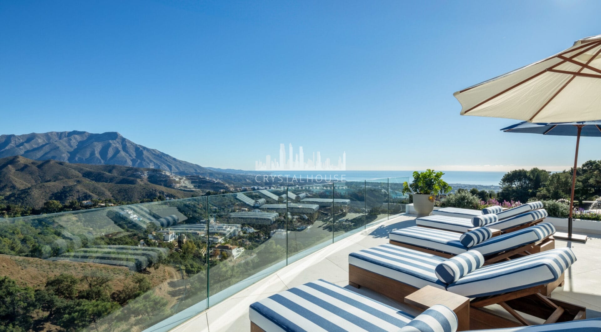 El Unico is a very luxurious villa with panoramic views of the Mediterranean Sea and is situated within the gated and secure La Zagaleta Resort and Country Club, which is recognised as the most exclusive urbanization in all of Europe.