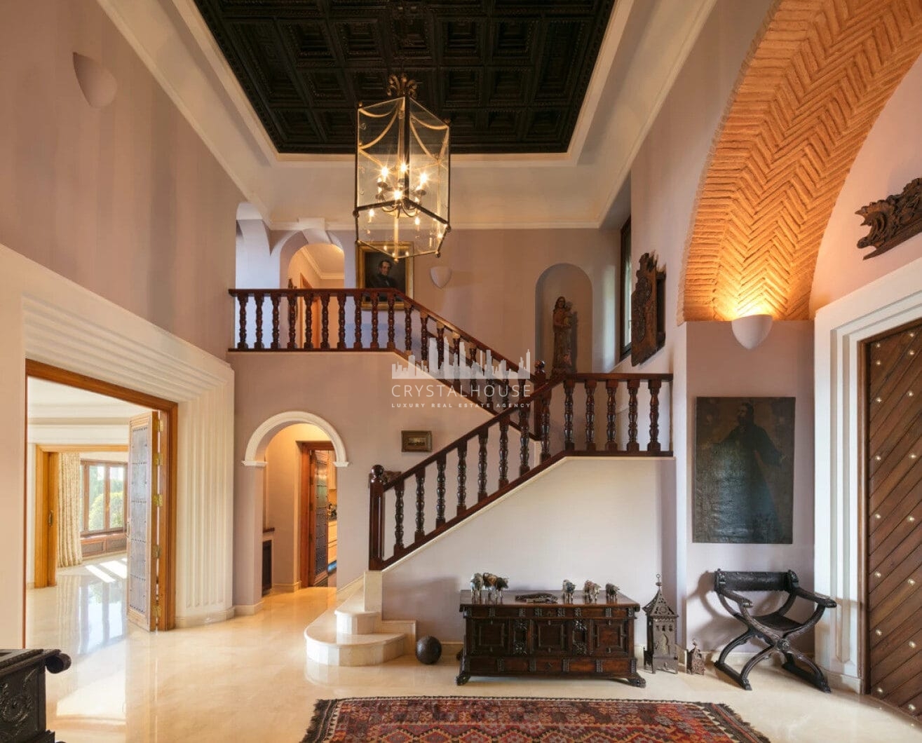 Luxury Residence in Sierra Blanca, Marbella Golden MileClassical style villa with modern guest house and pool on an ample plot in the heart of Sierra Blanca, Marbella Golden Mile.