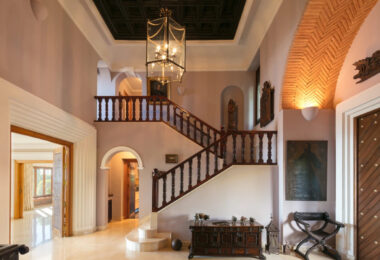 Luxury Residence in Sierra Blanca, Marbella Golden MileClassical style villa with modern guest house and pool on an ample plot in the heart of Sierra Blanca, Marbella Golden Mile.