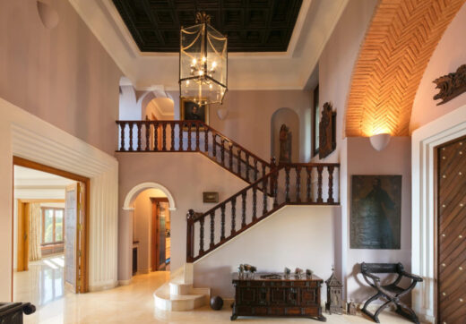 Luxury Residence in Sierra Blanca, Marbella Golden MileClassical style villa with modern guest house and pool on an ample plot in the heart of Sierra Blanca, Marbella Golden Mile.