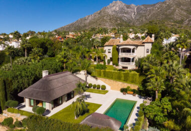 Luxury Residence in Sierra Blanca, Marbella Golden MileClassical style villa with modern guest house and pool on an ample plot in the heart of Sierra Blanca, Marbella Golden Mile.