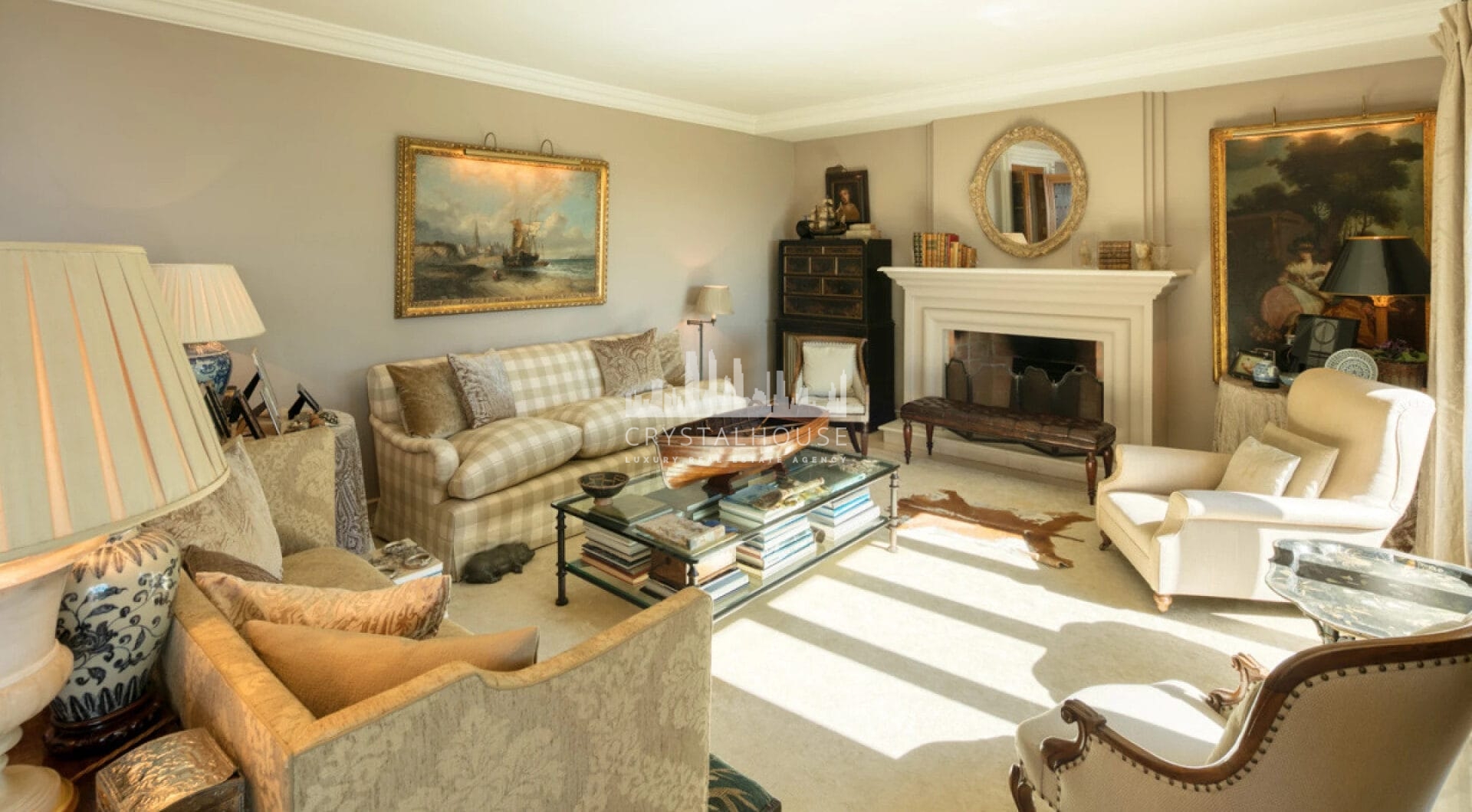 Luxury Residence in Sierra Blanca, Marbella Golden MileClassical style villa with modern guest house and pool on an ample plot in the heart of Sierra Blanca, Marbella Golden Mile.