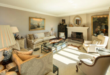 Luxury Residence in Sierra Blanca, Marbella Golden MileClassical style villa with modern guest house and pool on an ample plot in the heart of Sierra Blanca, Marbella Golden Mile.