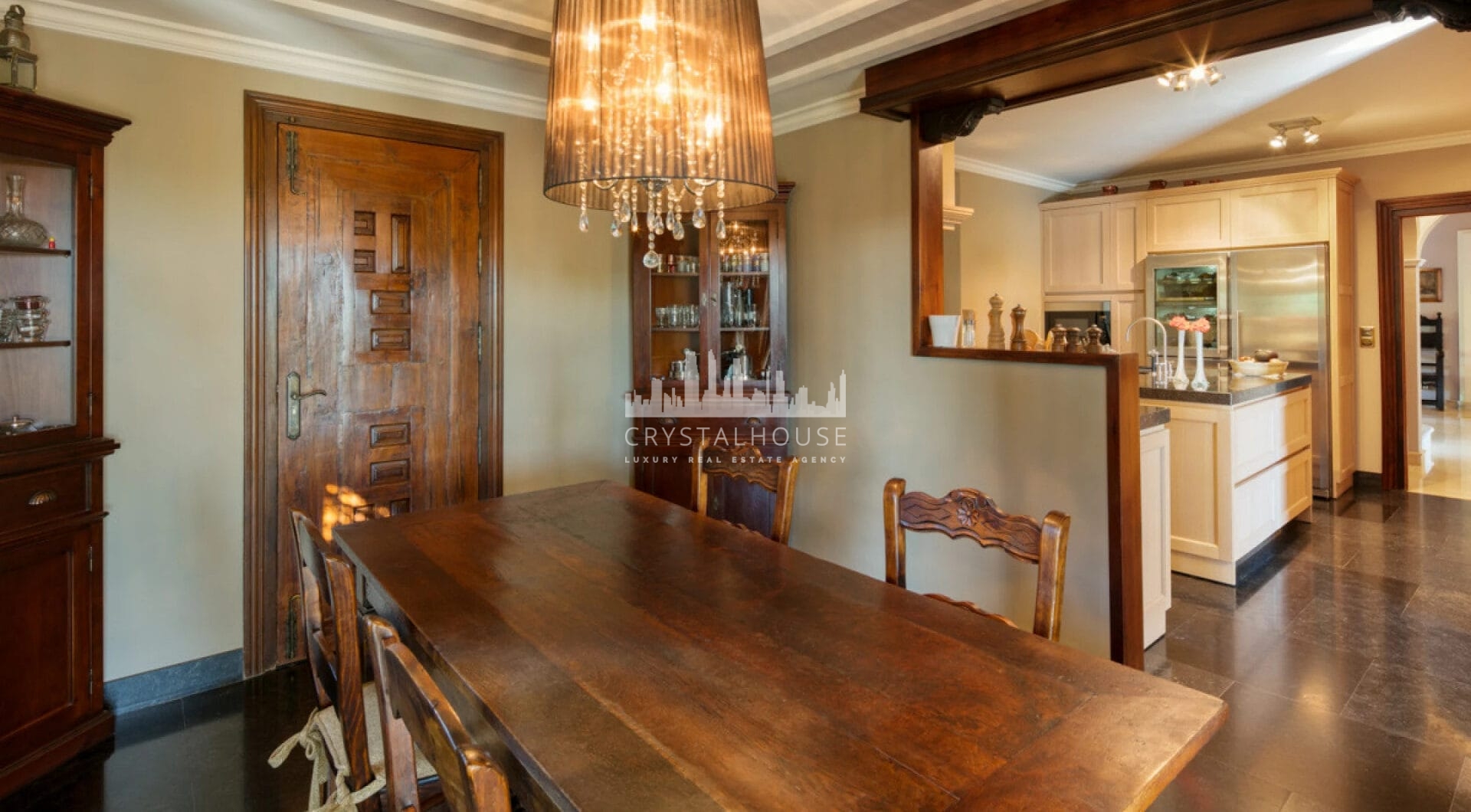 Luxury Residence in Sierra Blanca, Marbella Golden MileClassical style villa with modern guest house and pool on an ample plot in the heart of Sierra Blanca, Marbella Golden Mile.