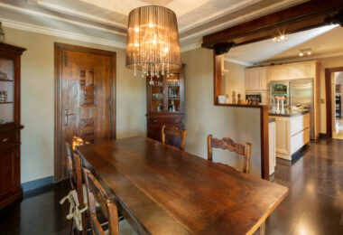 Luxury Residence in Sierra Blanca, Marbella Golden MileClassical style villa with modern guest house and pool on an ample plot in the heart of Sierra Blanca, Marbella Golden Mile.