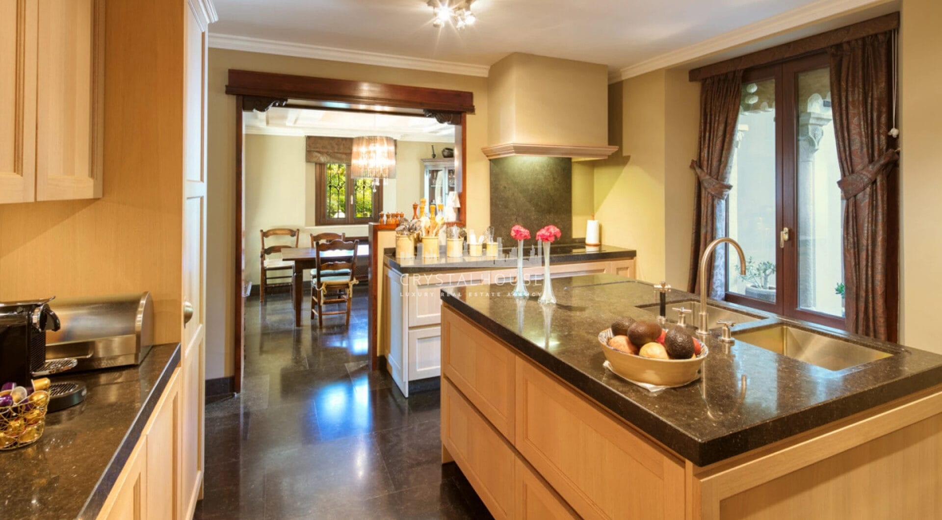 Luxury Residence in Sierra Blanca, Marbella Golden MileClassical style villa with modern guest house and pool on an ample plot in the heart of Sierra Blanca, Marbella Golden Mile.