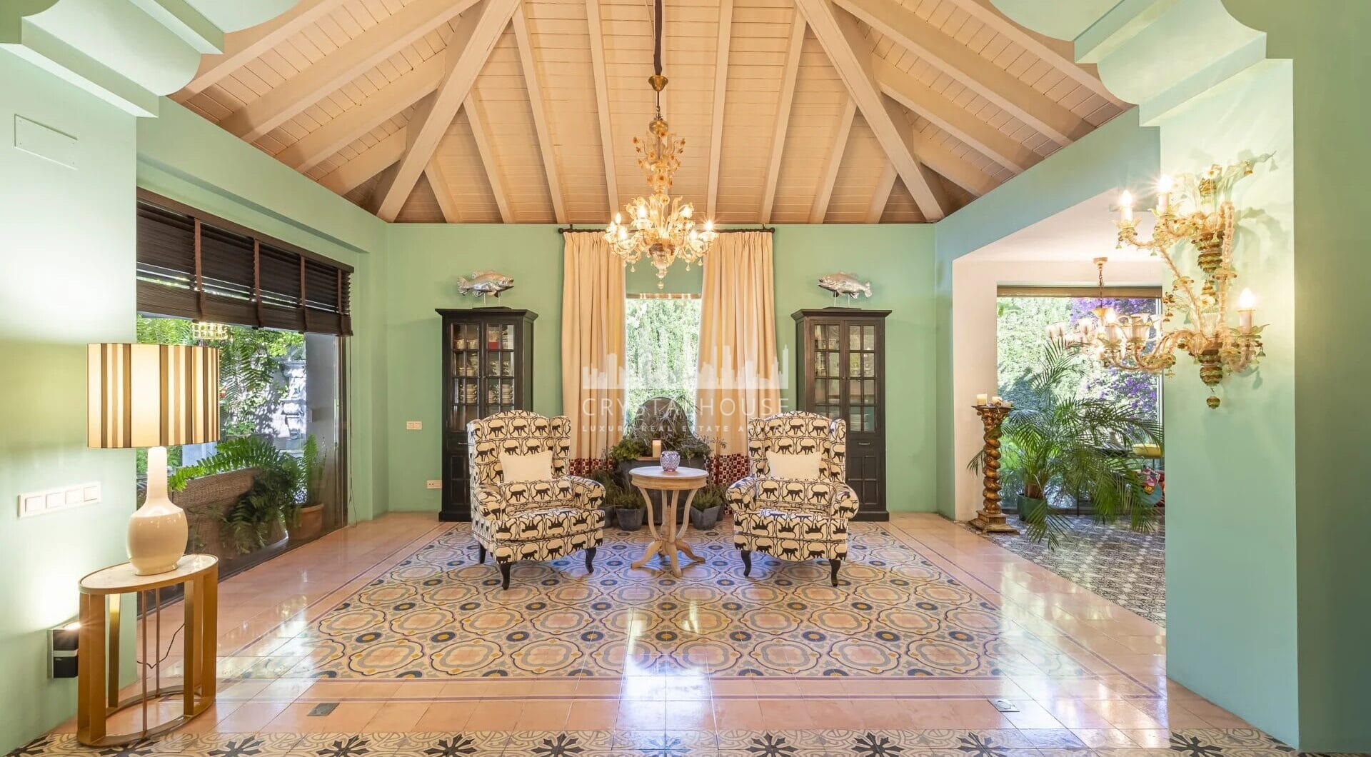 Elegance and balance are at the core of the design of this magnificent property, which has been created in a traditional Mediterranean style with a backdrop of the La Concha vista. The building’s modern design and traditional Spanish architecture combine