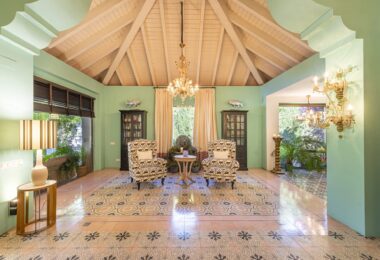 Elegance and balance are at the core of the design of this magnificent property, which has been created in a traditional Mediterranean style with a backdrop of the La Concha vista. The building’s modern design and traditional Spanish architecture combine
