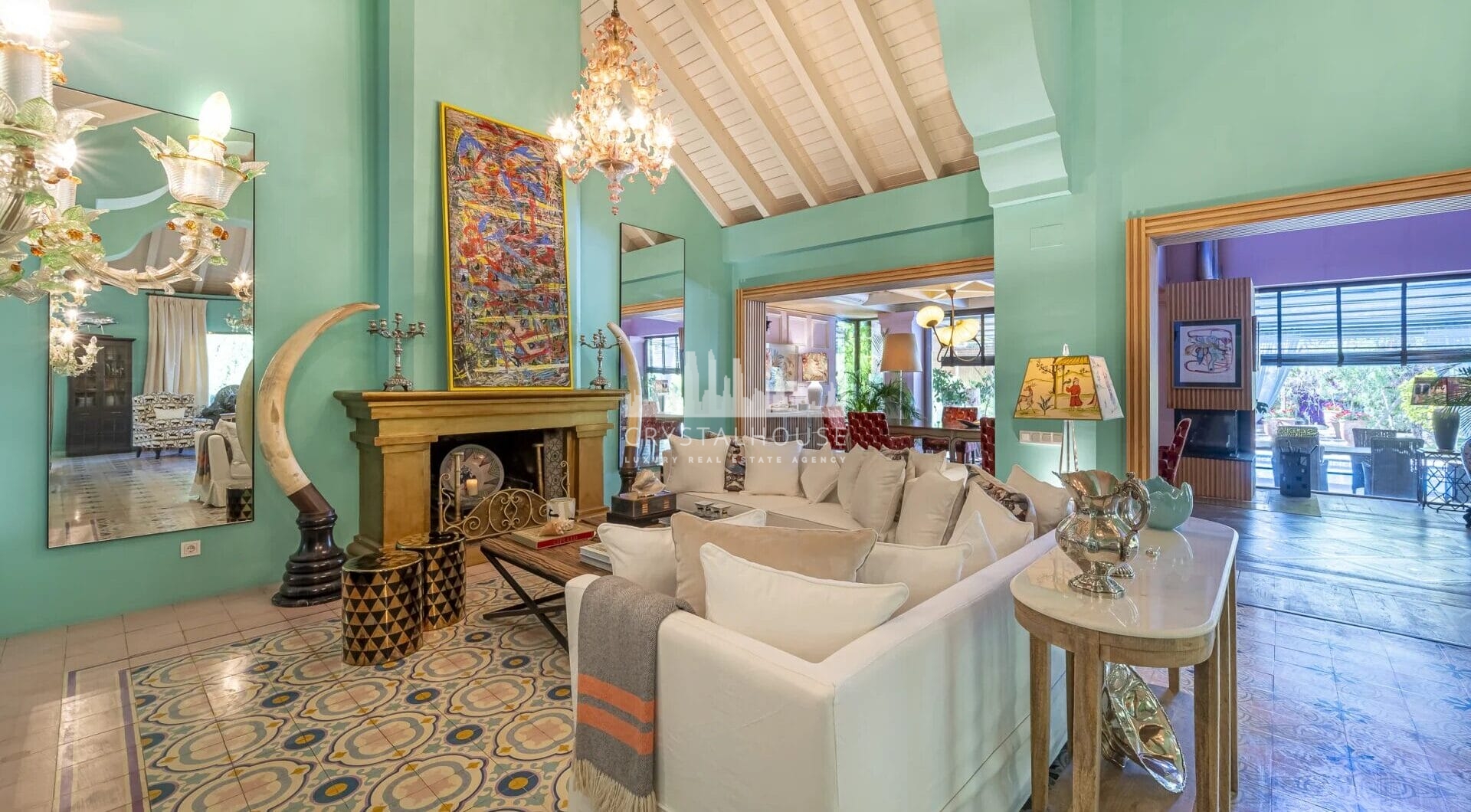 Elegance and balance are at the core of the design of this magnificent property, which has been created in a traditional Mediterranean style with a backdrop of the La Concha vista. The building’s modern design and traditional Spanish architecture combine