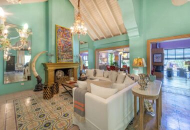 Elegance and balance are at the core of the design of this magnificent property, which has been created in a traditional Mediterranean style with a backdrop of the La Concha vista. The building’s modern design and traditional Spanish architecture combine