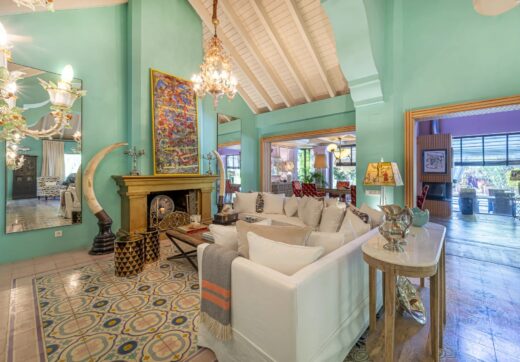 Elegance and balance are at the core of the design of this magnificent property, which has been created in a traditional Mediterranean style with a backdrop of the La Concha vista. The building’s modern design and traditional Spanish architecture combine