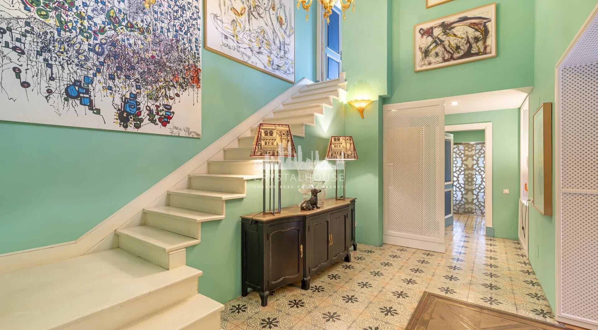 Elegance and balance are at the core of the design of this magnificent property, which has been created in a traditional Mediterranean style with a backdrop of the La Concha vista. The building’s modern design and traditional Spanish architecture combine