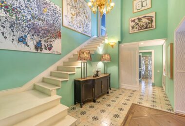 Elegance and balance are at the core of the design of this magnificent property, which has been created in a traditional Mediterranean style with a backdrop of the La Concha vista. The building’s modern design and traditional Spanish architecture combine