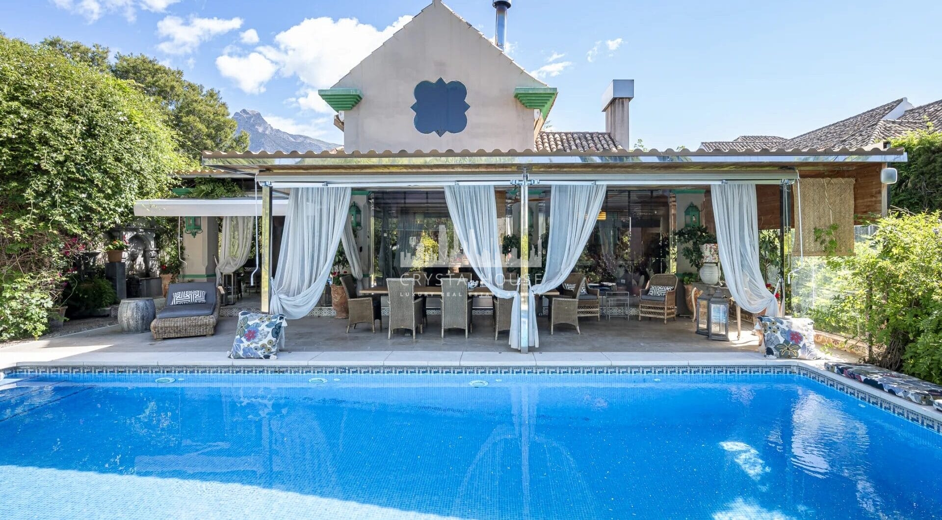 Elegance and balance are at the core of the design of this magnificent property, which has been created in a traditional Mediterranean style with a backdrop of the La Concha vista. The building’s modern design and traditional Spanish architecture combine