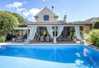 Elegance and balance are at the core of the design of this magnificent property, which has been created in a traditional Mediterranean style with a backdrop of the La Concha vista. The building’s modern design and traditional Spanish architecture combine