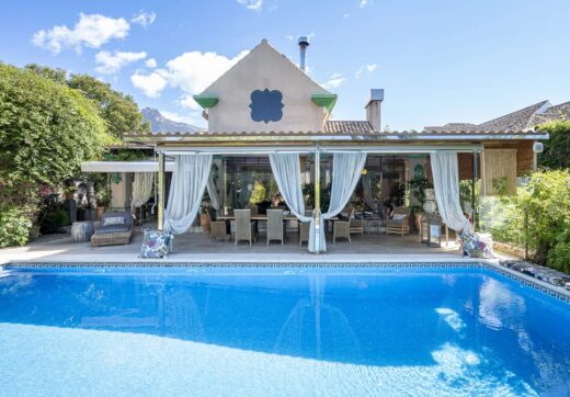 Elegance and balance are at the core of the design of this magnificent property, which has been created in a traditional Mediterranean style with a backdrop of the La Concha vista. The building’s modern design and traditional Spanish architecture combine