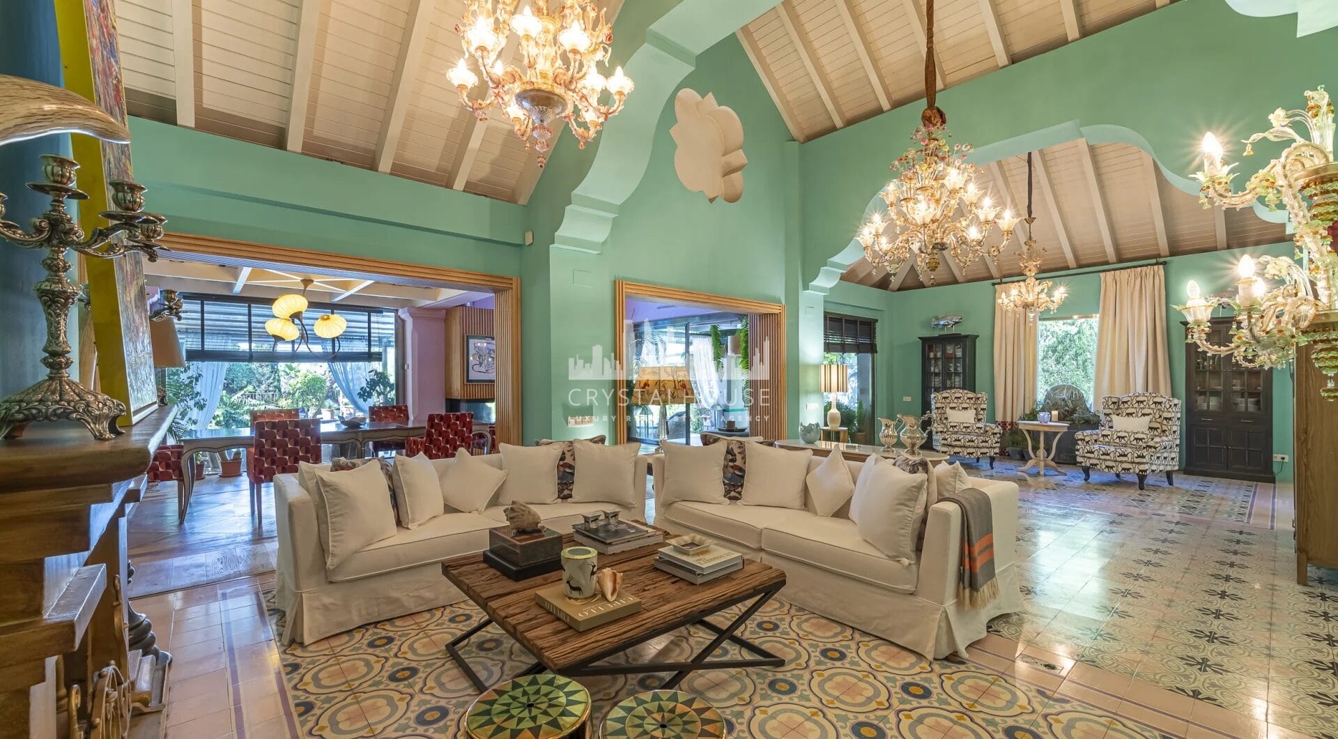 Elegance and balance are at the core of the design of this magnificent property, which has been created in a traditional Mediterranean style with a backdrop of the La Concha vista. The building’s modern design and traditional Spanish architecture combine