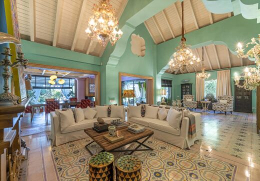 Elegance and balance are at the core of the design of this magnificent property, which has been created in a traditional Mediterranean style with a backdrop of the La Concha vista. The building’s modern design and traditional Spanish architecture combine