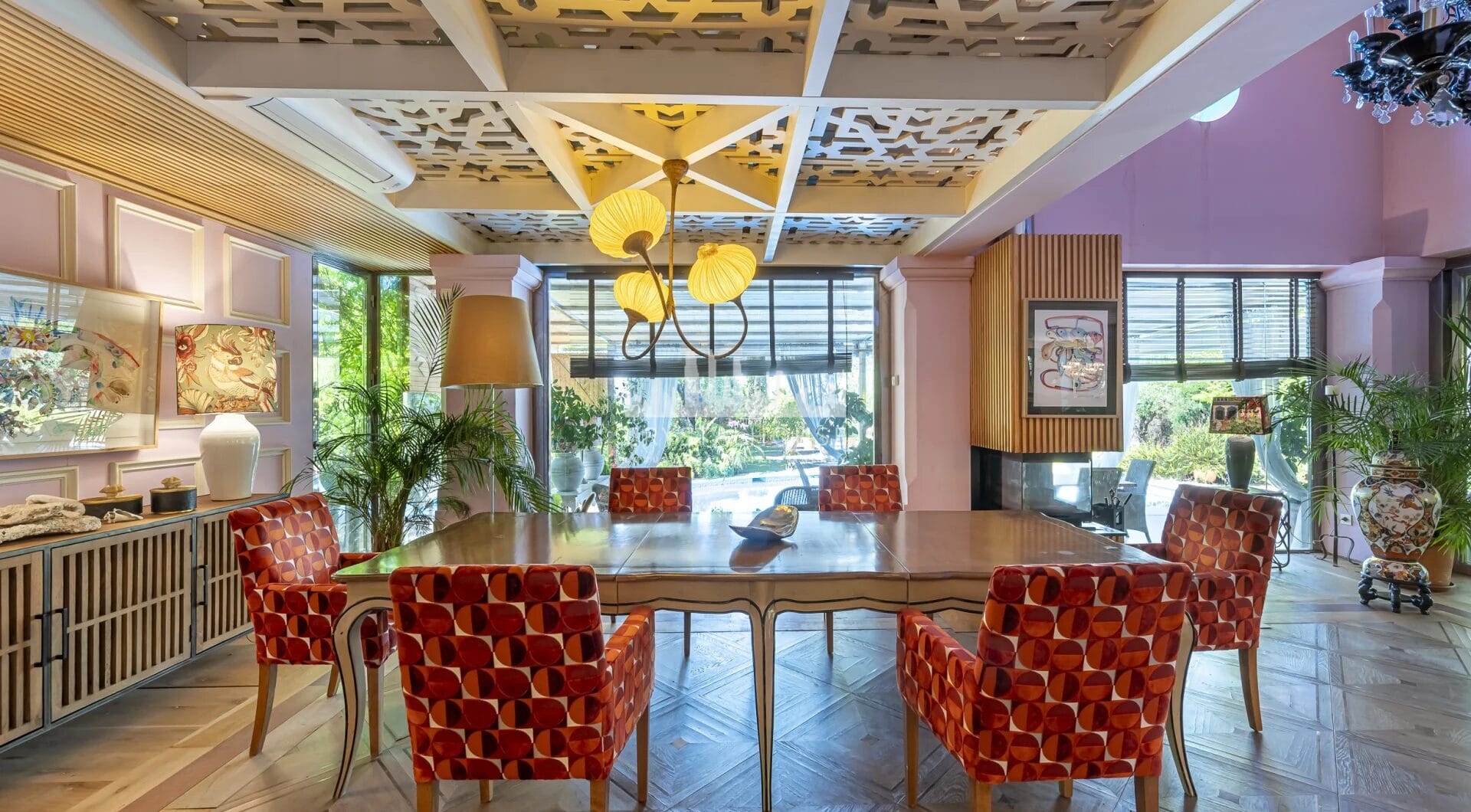 Elegance and balance are at the core of the design of this magnificent property, which has been created in a traditional Mediterranean style with a backdrop of the La Concha vista. The building’s modern design and traditional Spanish architecture combine