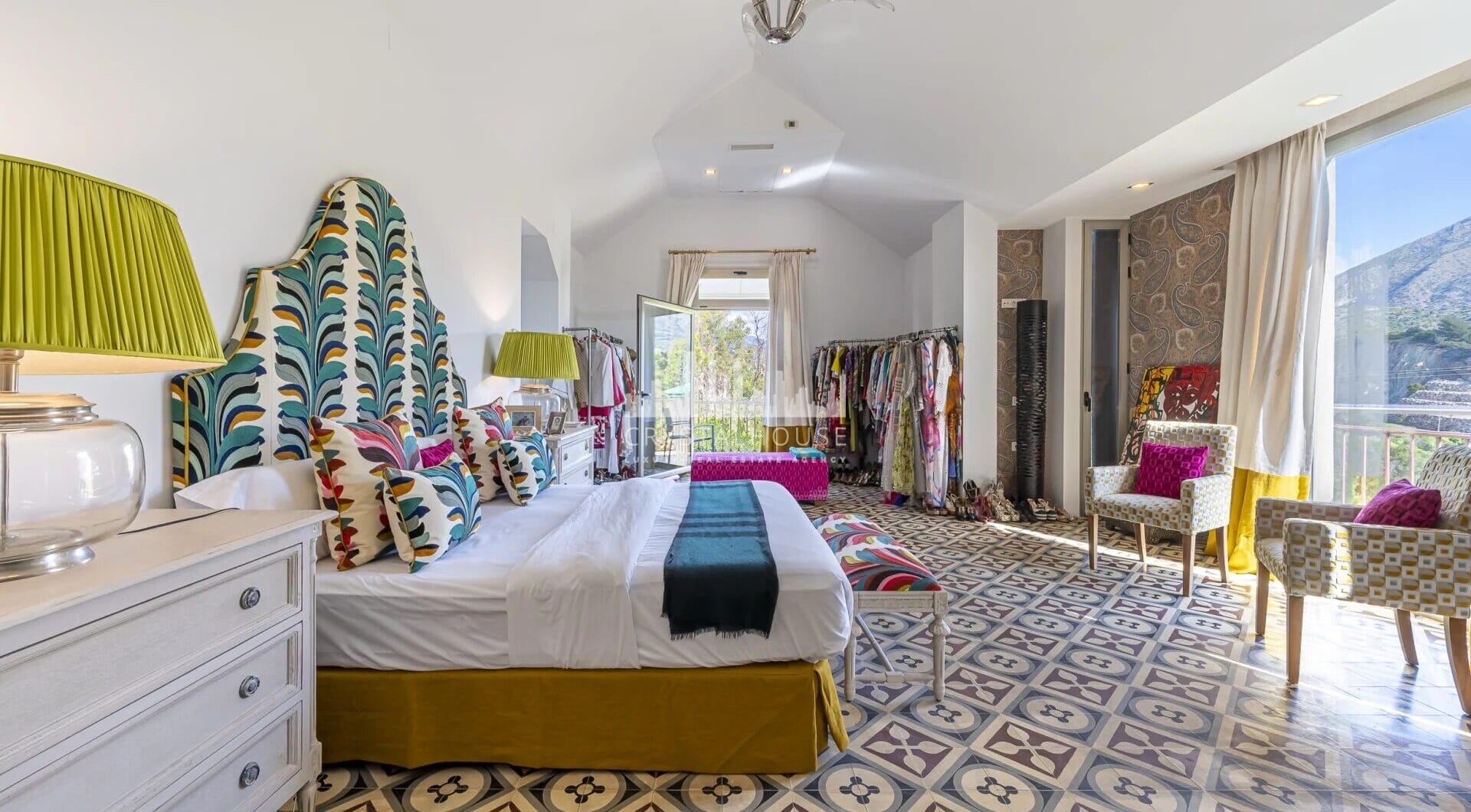 Elegance and balance are at the core of the design of this magnificent property, which has been created in a traditional Mediterranean style with a backdrop of the La Concha vista. The building’s modern design and traditional Spanish architecture combine
