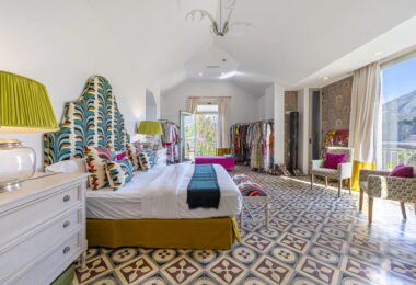 Elegance and balance are at the core of the design of this magnificent property, which has been created in a traditional Mediterranean style with a backdrop of the La Concha vista. The building’s modern design and traditional Spanish architecture combine