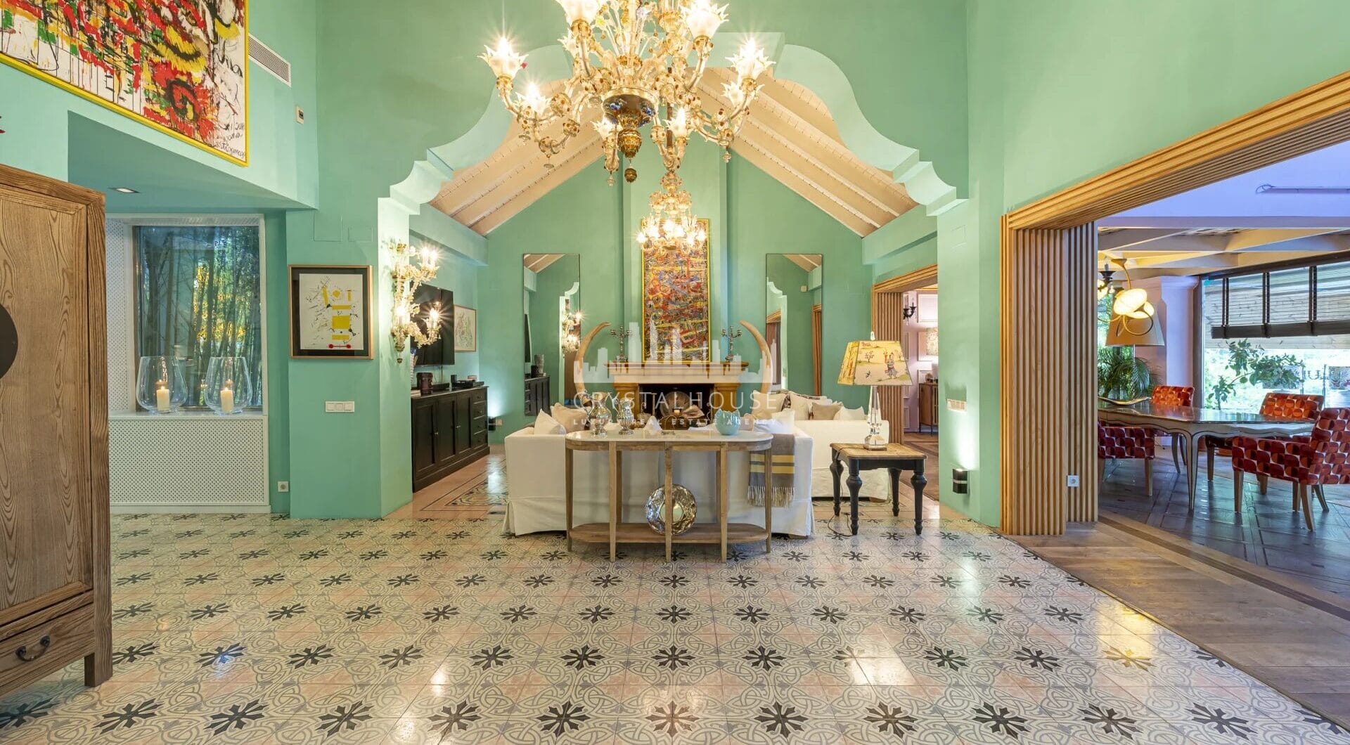 Elegance and balance are at the core of the design of this magnificent property, which has been created in a traditional Mediterranean style with a backdrop of the La Concha vista. The building’s modern design and traditional Spanish architecture combine