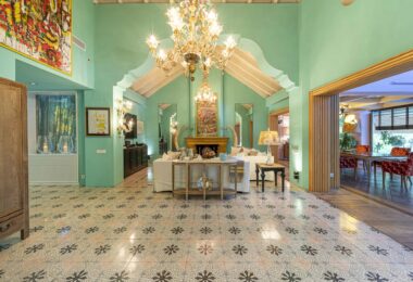 Elegance and balance are at the core of the design of this magnificent property, which has been created in a traditional Mediterranean style with a backdrop of the La Concha vista. The building’s modern design and traditional Spanish architecture combine