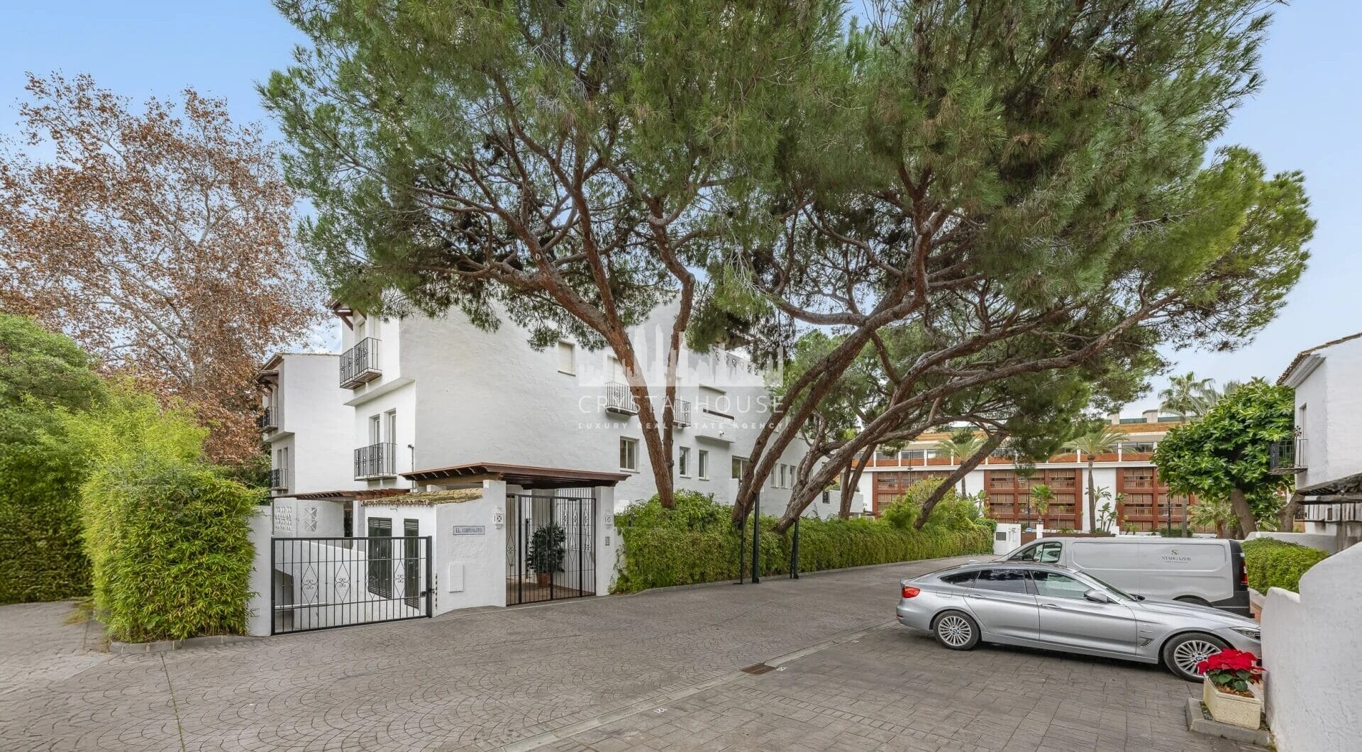 Situated within the sought-after gated community of Urbanización El Corralito, this beautifully maintained first-floor apartment presents a rare opportunity just a few steps from the iconic Mistral Beach.
