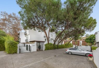 Situated within the sought-after gated community of Urbanización El Corralito, this beautifully maintained first-floor apartment presents a rare opportunity just a few steps from the iconic Mistral Beach.