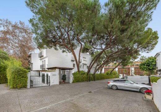 Situated within the sought-after gated community of Urbanización El Corralito, this beautifully maintained first-floor apartment presents a rare opportunity just a few steps from the iconic Mistral Beach.