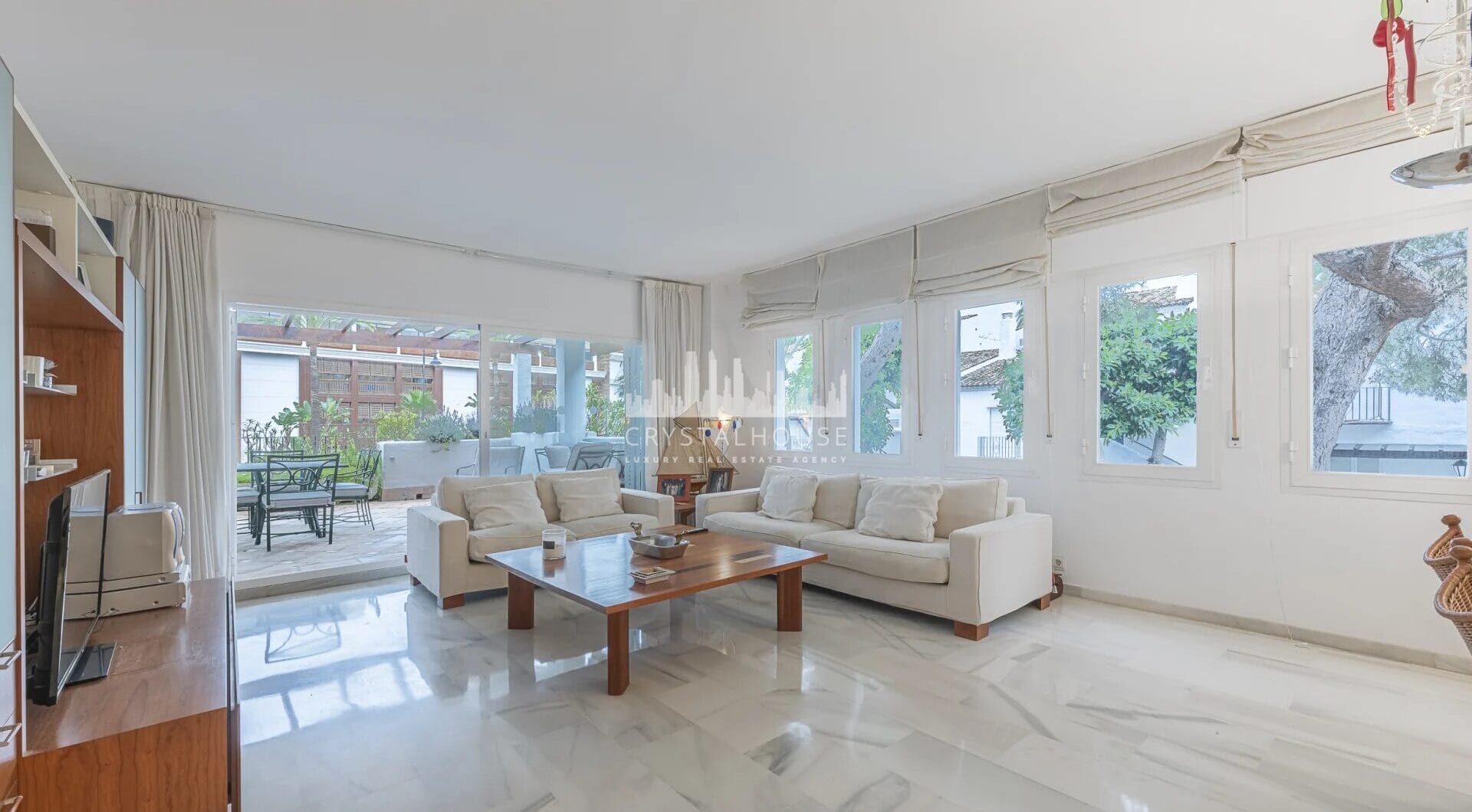 Situated within the sought-after gated community of Urbanización El Corralito, this beautifully maintained first-floor apartment presents a rare opportunity just a few steps from the iconic Mistral Beach.