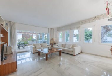 Situated within the sought-after gated community of Urbanización El Corralito, this beautifully maintained first-floor apartment presents a rare opportunity just a few steps from the iconic Mistral Beach.