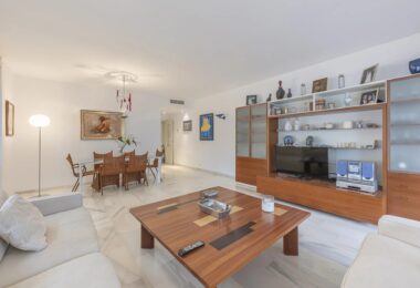 Situated within the sought-after gated community of Urbanización El Corralito, this beautifully maintained first-floor apartment presents a rare opportunity just a few steps from the iconic Mistral Beach.