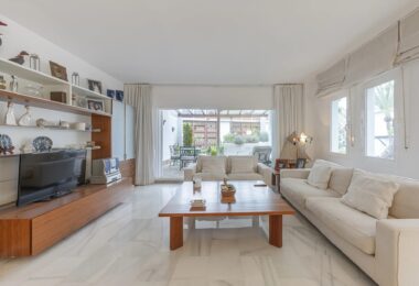 Situated within the sought-after gated community of Urbanización El Corralito, this beautifully maintained first-floor apartment presents a rare opportunity just a few steps from the iconic Mistral Beach.